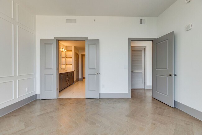Building Photo - 2 Bedroom Luxury Condo w/ Exquisite Design and World-class Service