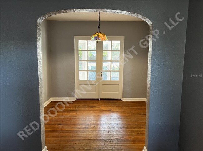 Building Photo - 712 Floral Dr