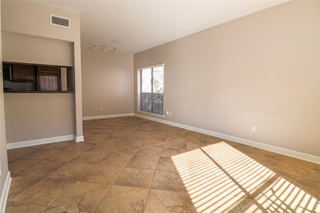 Building Photo - 2025 Augusta Dr