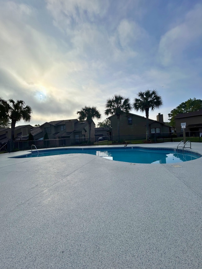 Building Photo - 200 Parma Dr