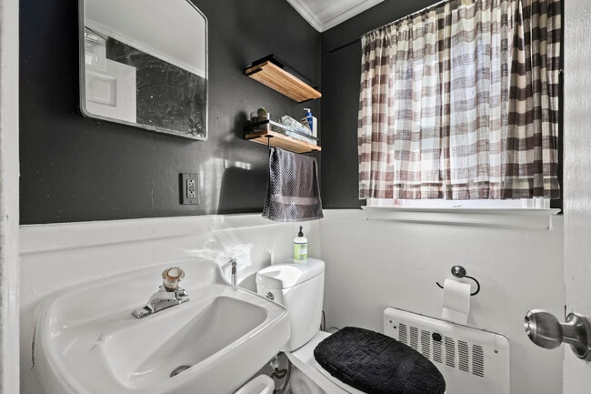 Building Photo - 133 Robbins Ave