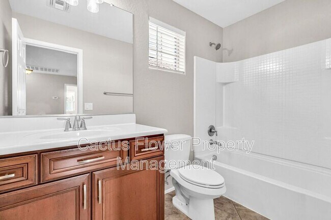 Building Photo - 2544 E Vermont Dr