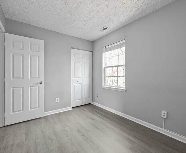 Building Photo - Excellent condition! 3 bedroom house in SE Raleigh