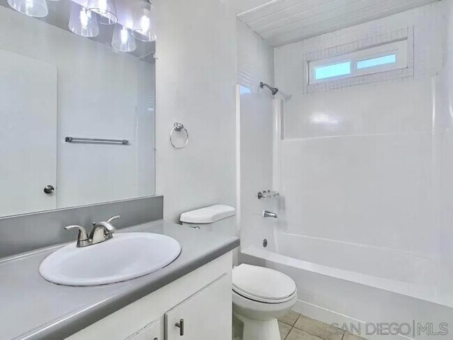 Building Photo - 1496 Oakdale Ave