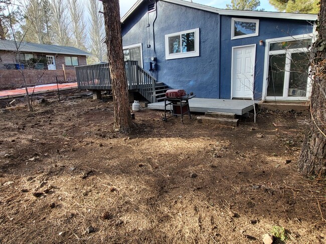 Building Photo - 2 Bedroom, 1 Bathroom - North of the Hospital