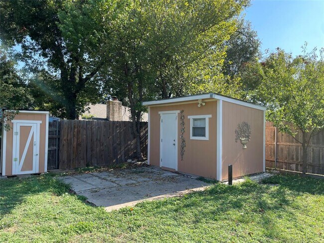 Building Photo - 710 Andover Dr