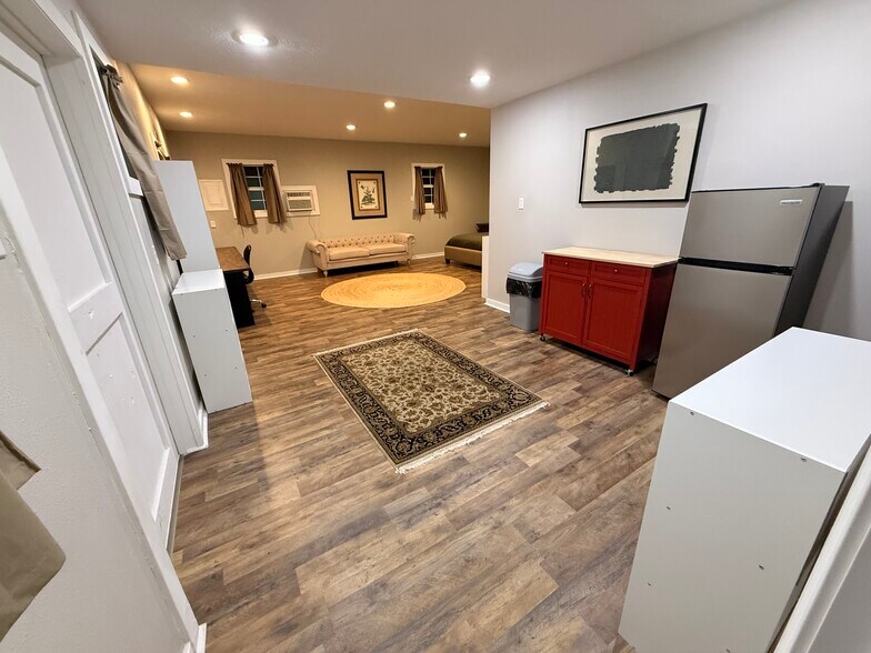 Building Photo - 214 Pinecrest Dr