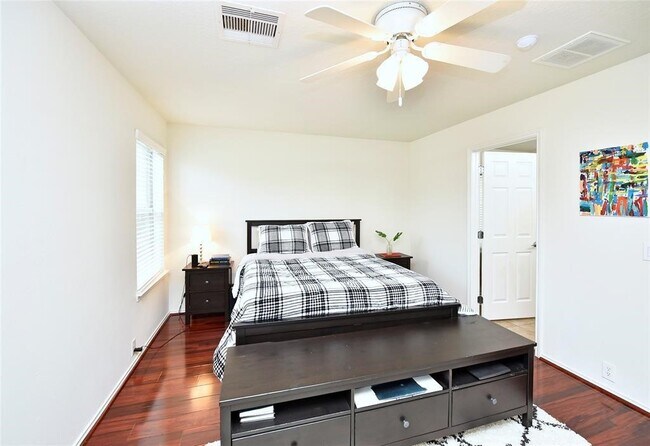 Building Photo - 7215 Ravenswood