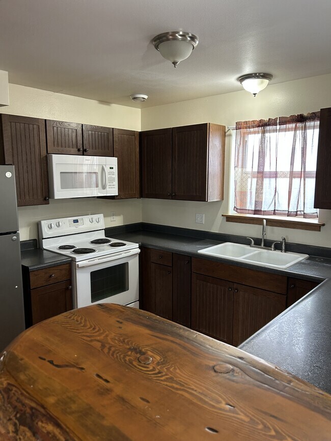 Building Photo - 492 Thomsen Ave