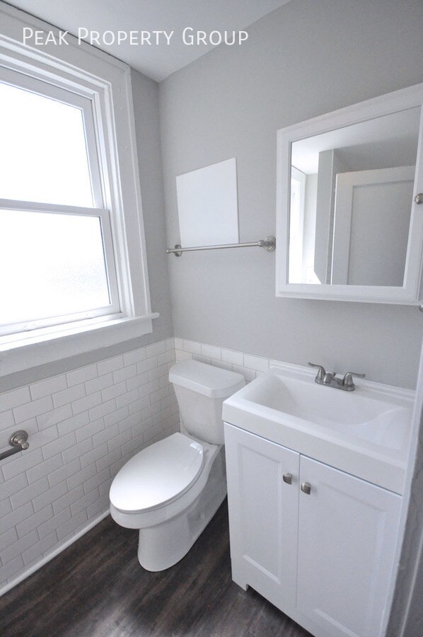 Building Photo - Available Now! Located in the Short North!...