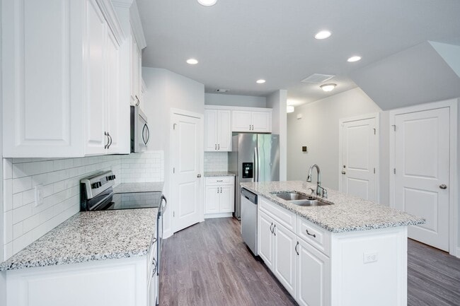 Building Photo - 3 Bedroom 2.5 Bath Townhouse