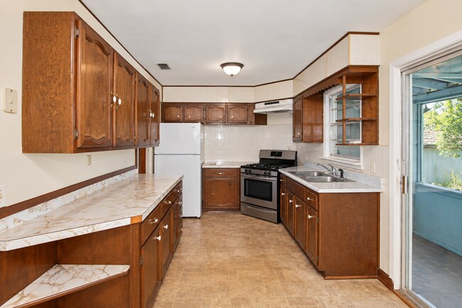 Building Photo - 131 3rd St