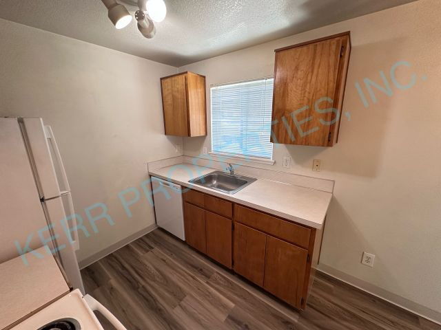 Building Photo - Charming 2-Bedroom Multiplex in Portland with Cozy 862 Sq Ft Layout - Perfect for Urban Living!