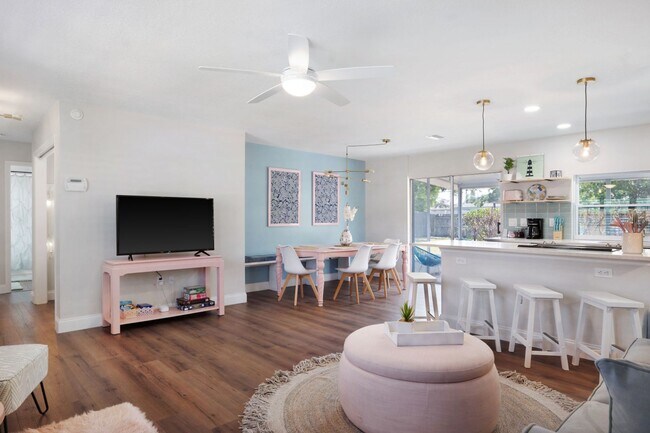 Building Photo - VACA or Short Term Furnished Chic Monthly Rental Home in Bradenton, FL