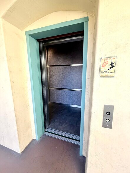 Building Photo - 1430 Colby Ave