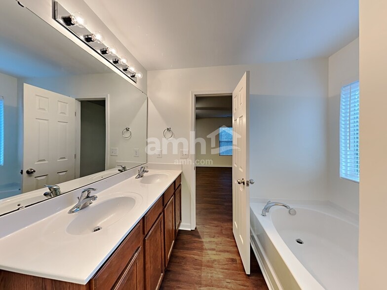 Building Photo - 250 Farrington Dr