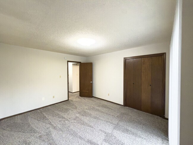 Building Photo - 2427-2427 E Heying Dr