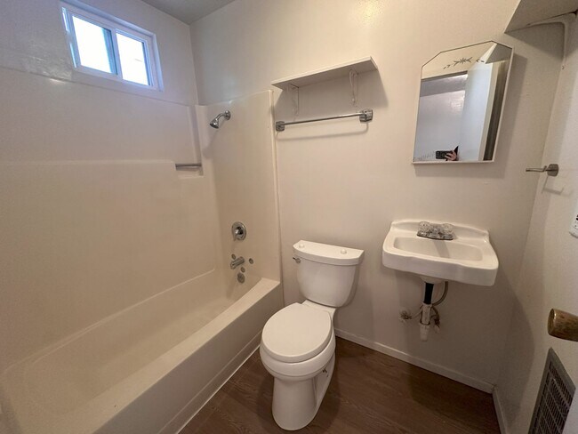 Building Photo - 1 Bedroom, 1 Bathroom Apartment
