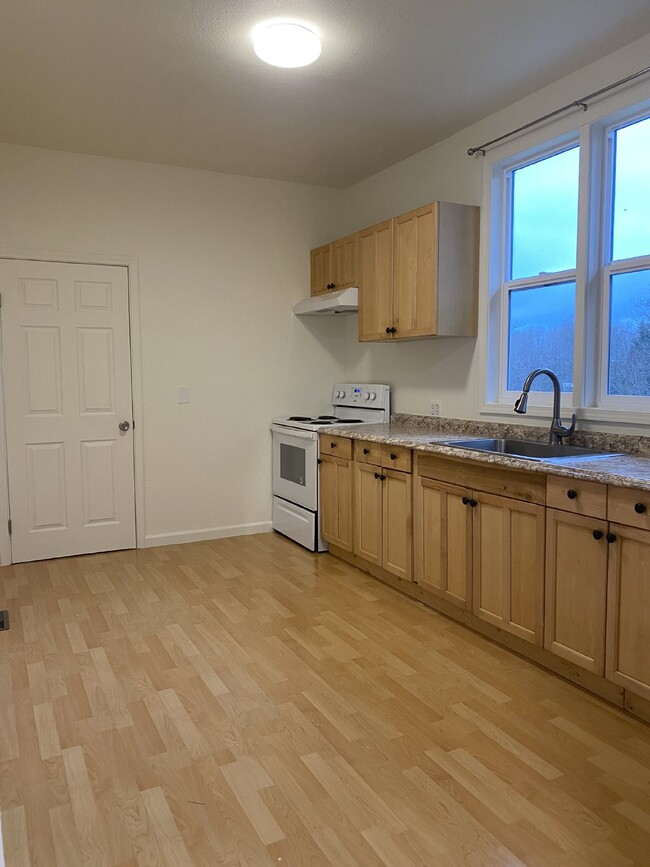 Building Photo - Spacious Upper, 3-Bed, 2-Bath Apartment ne...