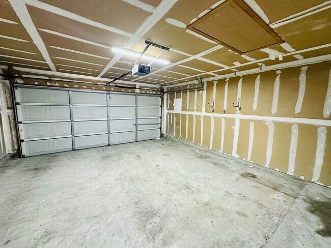 Building Photo - Awesome 3 Bed 2 Bath! Large Texas size home