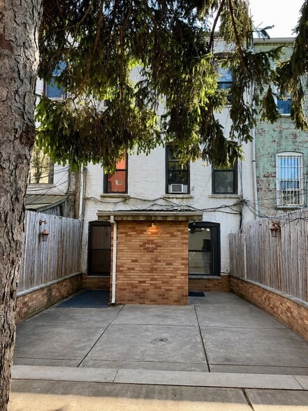 Private Backyard - 541 47th St