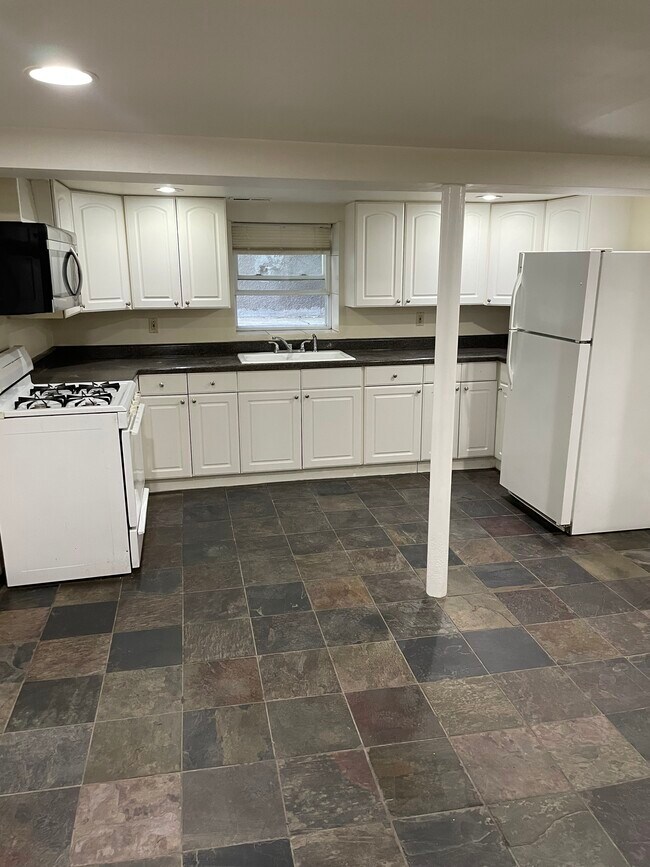 Building Photo - 2703 W Medill Ave