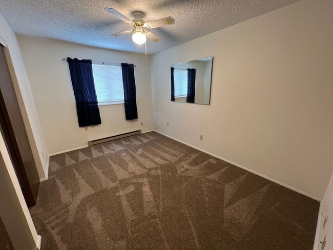 Building Photo - 1 Bedroom 1 Bath Townhouse in Great Neighborhood