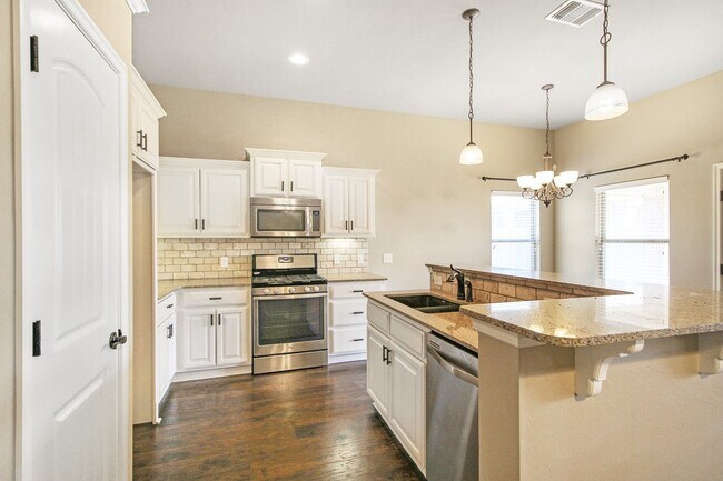 Building Photo - Charming 3 Bed 2 Bath With Office