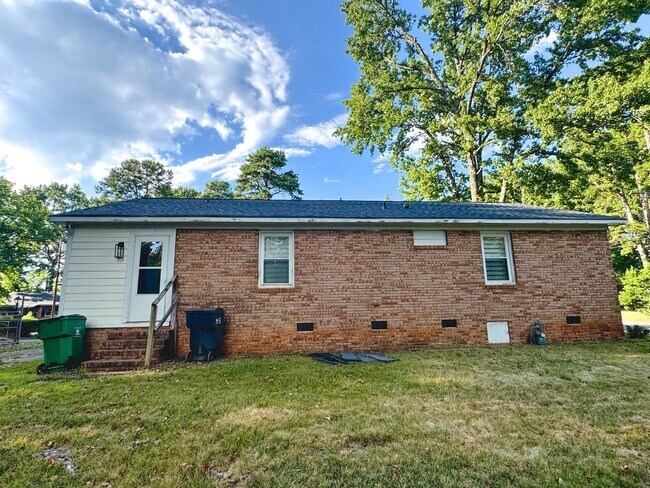 Building Photo - Newly Renovated 3BR/2BA Home in Charlotte ...