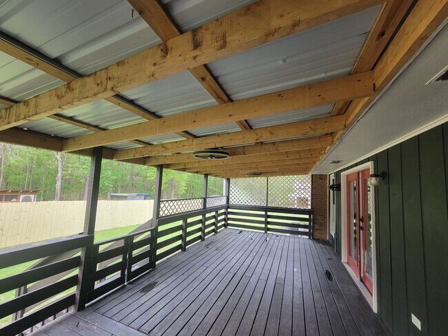 Building Photo - 3 Bedroom 2 Bathroom Home