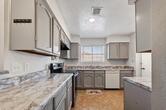 Building Photo - 2410 Colonial Ridge Dr