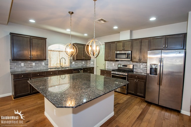 Building Photo - Gorgeous 4Bdm 2.5Ba Two-Story Home in Sout...