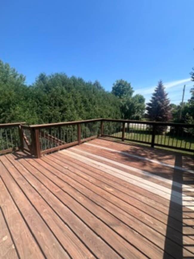 Building Photo - Spacious Split-Level Home with Large Backyard