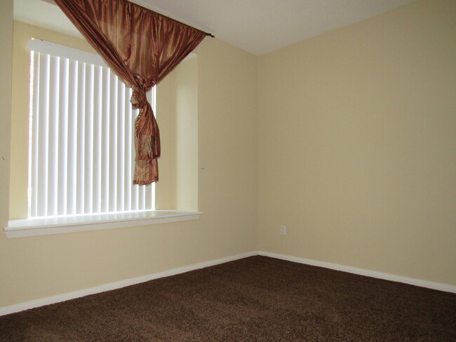 Building Photo - COZY 1 BEDROOM CONDO