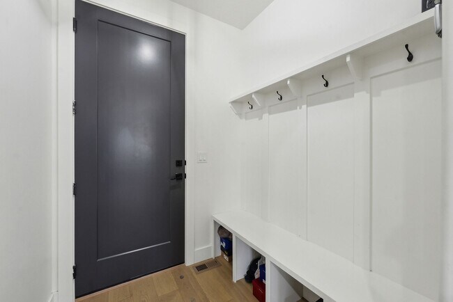 Building Photo - Stunning Single Family Home In Beautiful N...