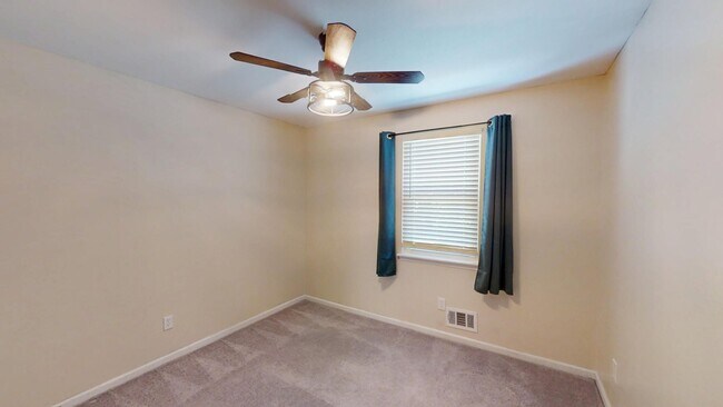 Building Photo - 321 Oak Lake Dr