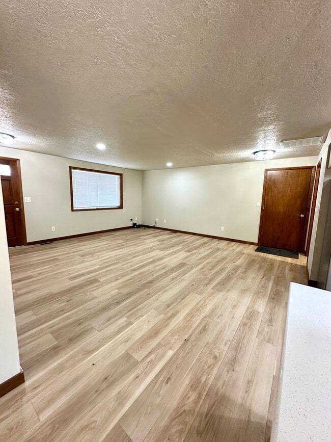 Building Photo - Remodeled 3 Bed Home in Deschutes River Woods with A/C & Large Fenced Yard