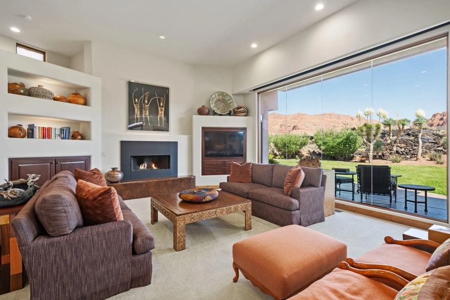 Cozy Fireside Great Room With Mountain Backdrop - 1500 E Split Rock Dr