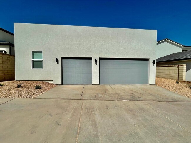 Building Photo - Like New! Three Bedroom Home in Desert Color