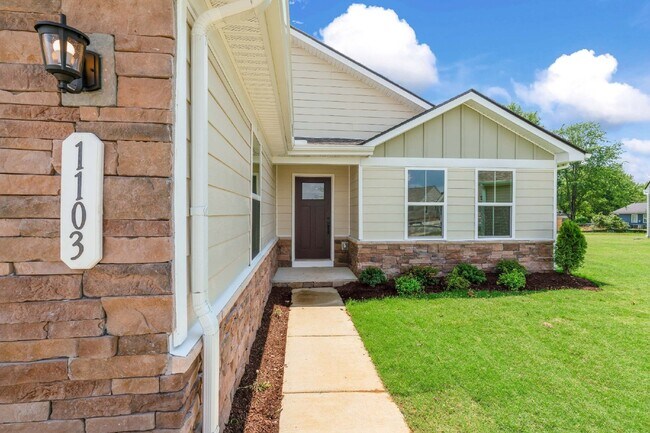 Building Photo - Beautiful White House Home | Granite Counters, Gas Range & One-Level Living