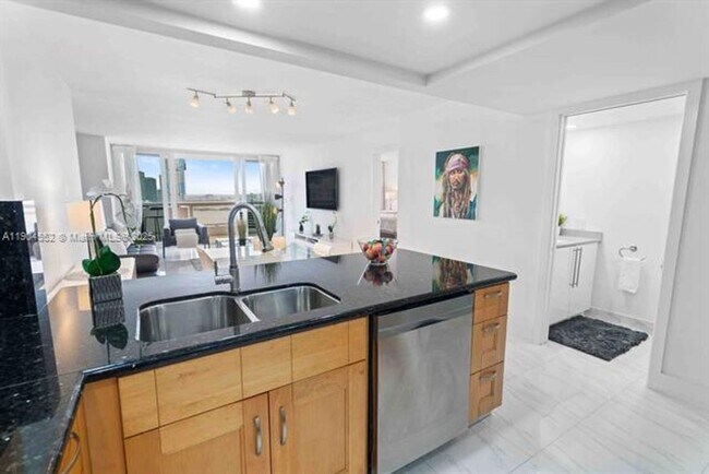 Building Photo - 1717 N Bayshore Dr