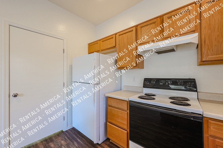 Building Photo - 323 N 76th Pl