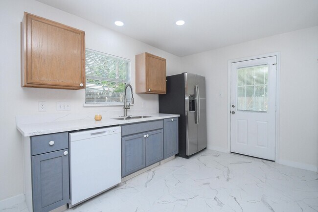 Building Photo - 6306 Spruce Manor Ln
