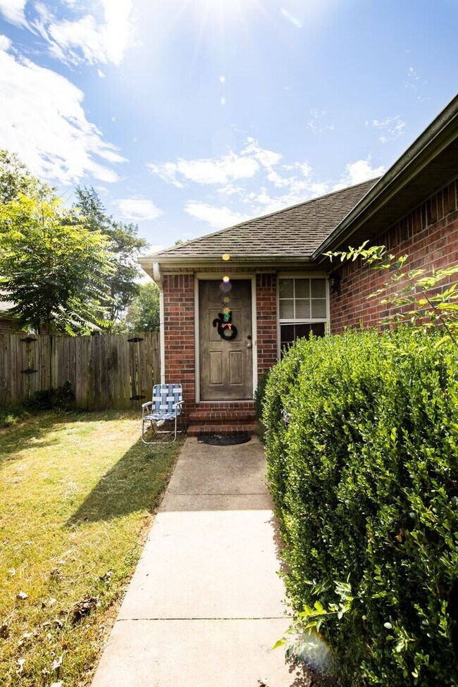 Building Photo - 3 Bedroom, 2 Bath, 2 Car Garage, Fenced Backyard