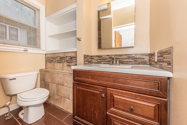 Building Photo - 808 E Ann St