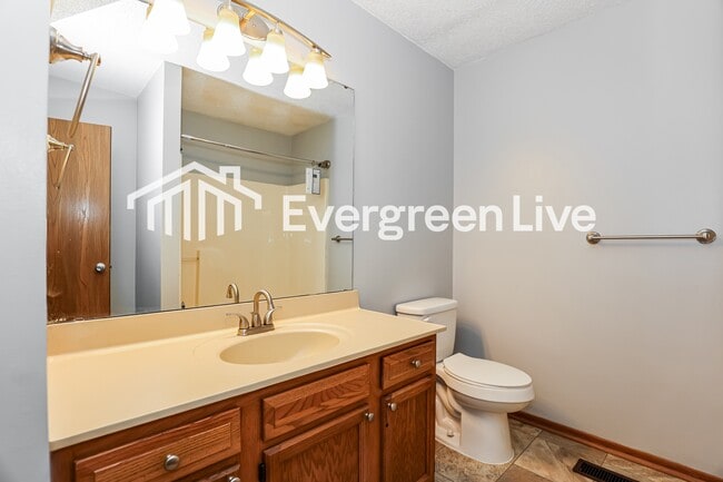 Building Photo - 2013 Monarch Dr