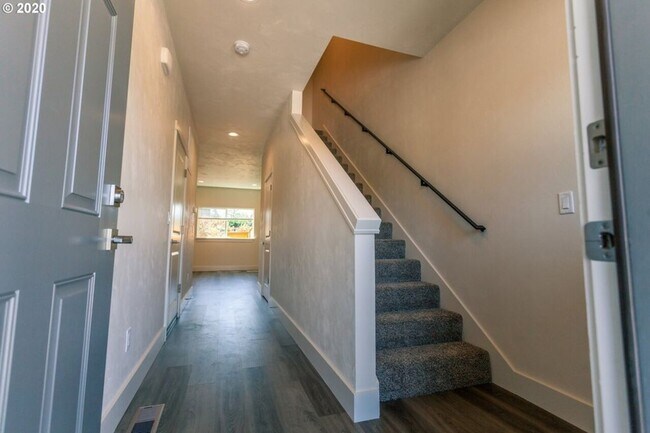 Building Photo - Ross Lane Triplex