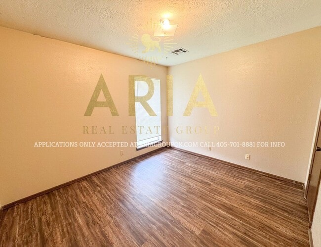 Building Photo - West Norman 2 Bed 1 Bath!
