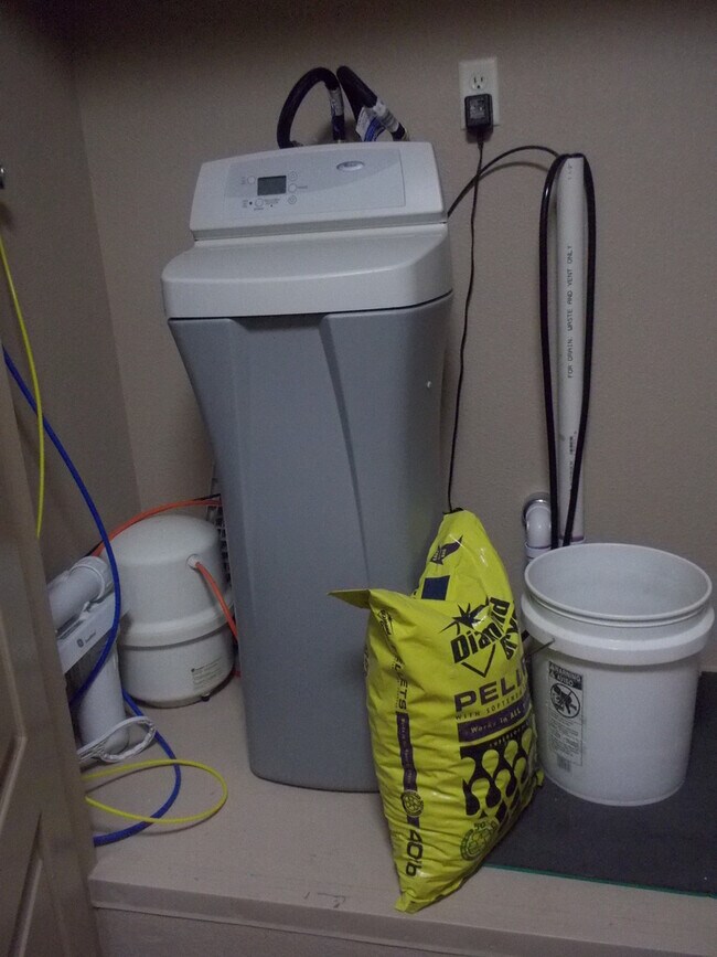 Building Photo - Beautiful home close to HAFB and town.