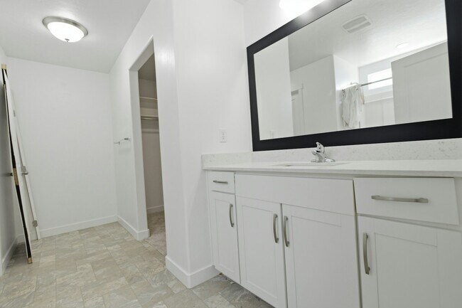 Building Photo - 506 S Highpoint Dr